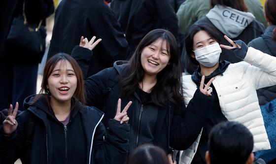 수능 끝, 미소 활짝