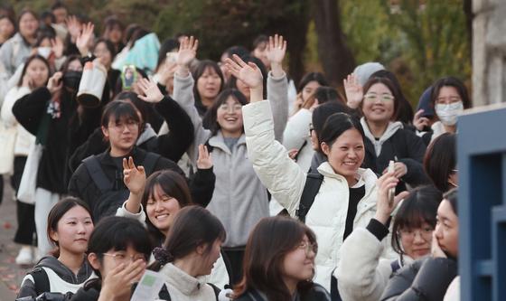 수능 마치고 시험장 나오는 수험생들