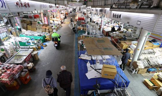 월 544만원 벌어도 지갑은 닫았다…가계 실질소비 3분기째 '꽁꽁'