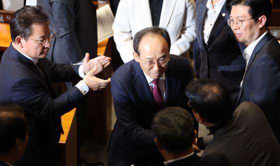 동료 의원들과 인사하며 본회의장 떠나는 추경호