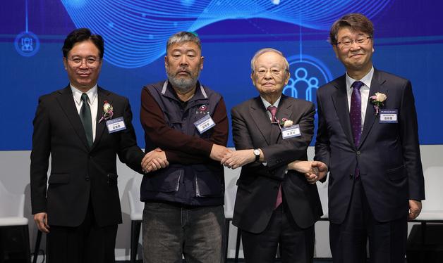 손 맞잡은 노·사·정