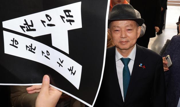 인권단체들에 가로막혀 출입 저지된 인권위원장