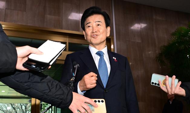 정동영 장관 "금품수수 보도는 허위"