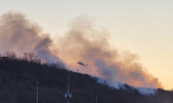 의성 산불, 일출과 함께 헬기 진화 시작