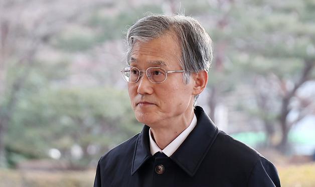 출근하는 조희대 대법원장