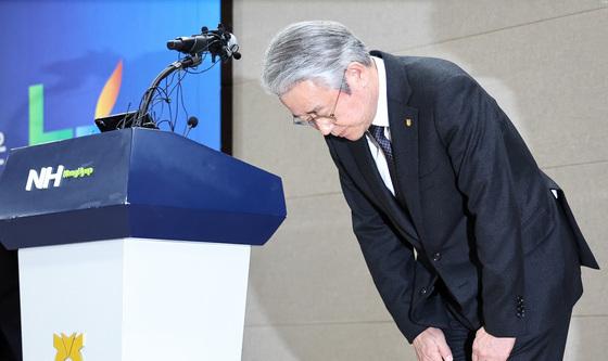 강호동 농협회장, 허리숙여 사과