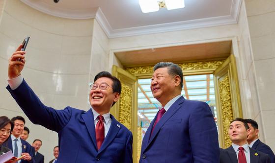 시진핑 주석이 선물한 샤오미폰으로 기념촬영하는 이재명 대통령