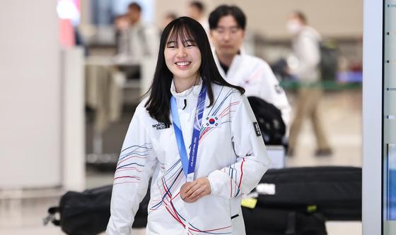 ‘설상 최초 메달’ 유승은, 미소 지으며 귀국