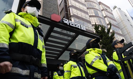 경찰 배치된 국민의힘 중앙당사