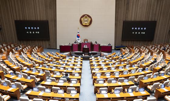 주말 본회의장에서 계속되는 필리버스터