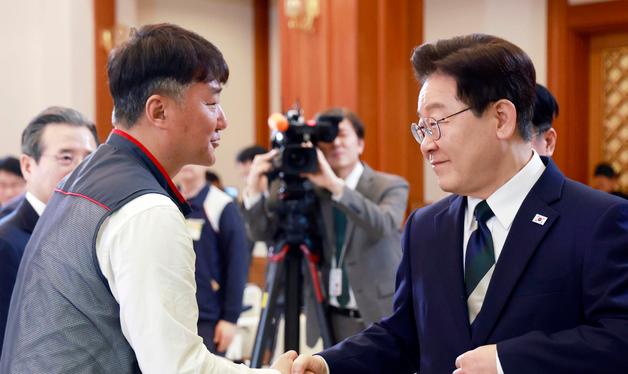 양경수 민주노총 위원장과 악수하는 이재명 대통령