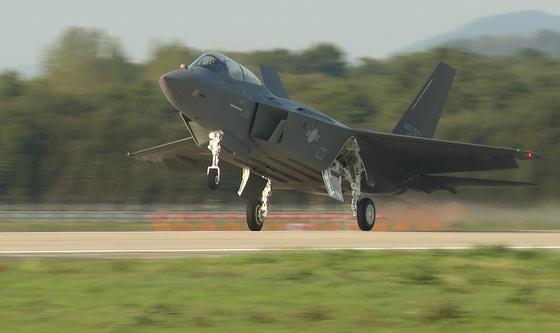 KF-21 양산 1호기, 공개 22일 만에 첫 비행 성공