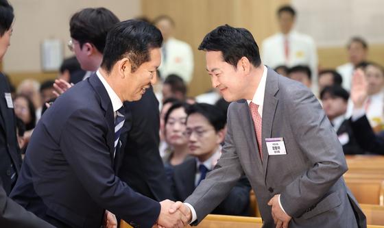 부활절 예배서 손 잡은 여야 대표