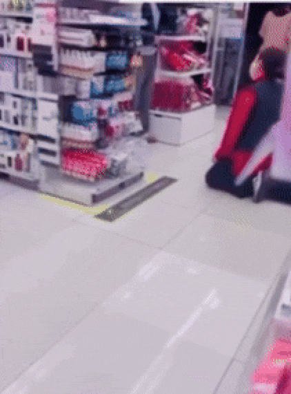 "직원이 빌면서 기어갔다"…다이소 매장서 엄마뻘 직원 무릎 꿇린 갑질녀[영상]