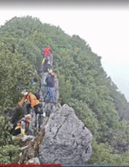 인증샷 찍다 바위 와르르…절벽 추락 남성, 나무에 걸려 구사일생[영상]