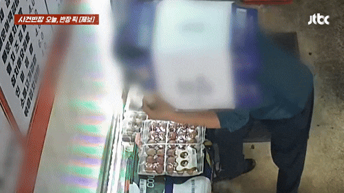 김밥집 앞 박스 뒤집어 쓴 남성…달걀 2판·김 600장 훔쳐 도주[영상] 
