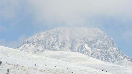 암투병 70대 '백록담 등반' 소원…눈보라 뚫고 나타나 도와준 공원 직원들