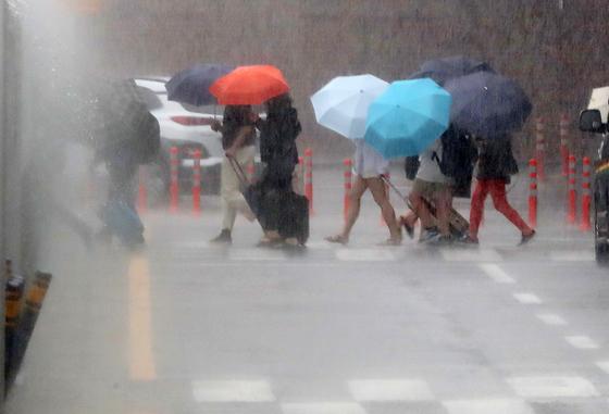 [오늘의 날씨]제주(17일, 월)…늦은 밤까지 비 최대 100㎜ 이상
