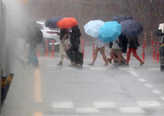 [오늘의 날씨]제주(17일, 월)…늦은 밤까지 비 최대 100㎜ 이상