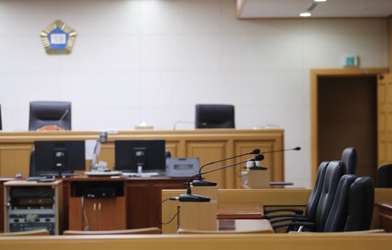 미성년자 성착취물 SNS에 올려 협박한 20대 징역형 집유