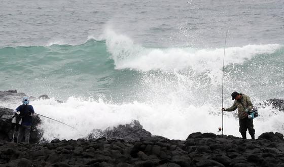 제주 갯바위 고립됐던 낚시객 2명 구조