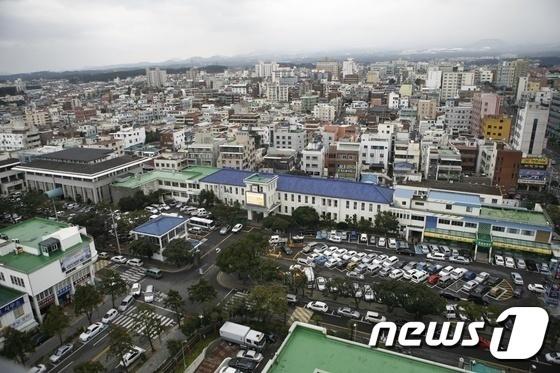 제주시 "장애인전용주차구역 주차방해 단속 강화"