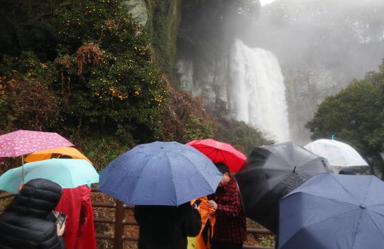 [오늘의 날씨]제주(17일, 금)…천동·번개 동반 최고 150㎜ 비