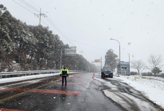 한라산 삼각봉 4㎝ 적설…"1100도로, 소형 차량 통제"