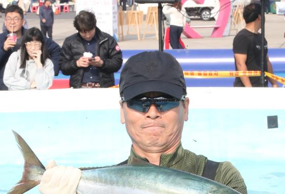 '맨손 방어잡기 도전하세요"…제25회 최남단 방어축제