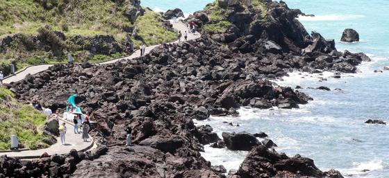 휠체어 이용자는 못 가는 제주도 해안산책로…인권위 "차별"