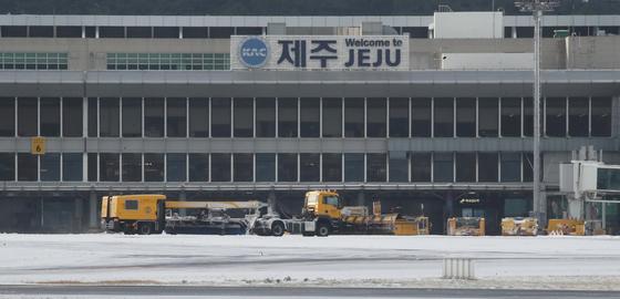 '대설특보' 제주도 하늘길·뱃길 차질…결항 15편·지연 18편