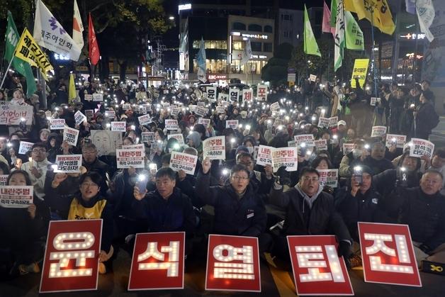 "모든 권력은 국민으로부터"…전국 동시다발 ‘윤대통령 퇴진’ 촉구(종합)