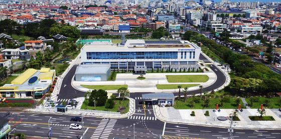 서귀포항 남서쪽 33㎞ 해상서 상선 승선원 5명 추락…헬기·함정 급파(1보)