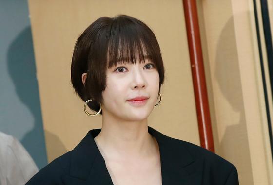  배우 황정음 회삿돈 43억 빼돌려 암호화폐 투자…혐의 인정
