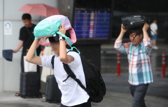 [오늘의 날씨] 제주(5일, 일)…산지 중심 '비', 최대 150㎜ 이상