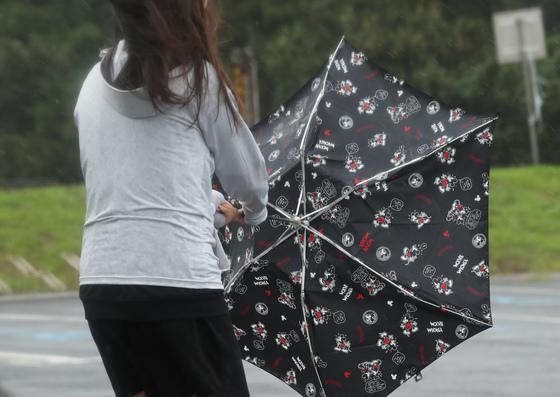 [오늘의 날씨]제주(2일, 월)…강풍에 높은 파도