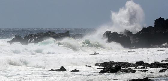 제주 추자도, 폭풍해일주의보…"만조 시 침수 유의"