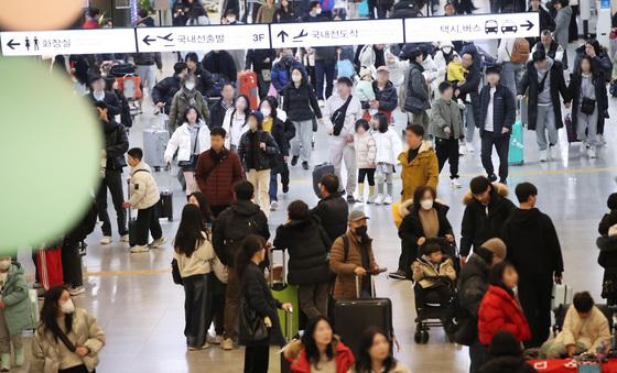 황금연휴 제주 30만명 다녀갔다…마지막날 작별인사 공항 북적