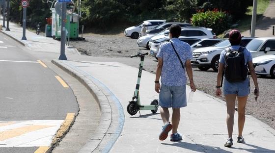 제주는 아직 '반팔'이 대세…가을 '늦더위'에 도민·관광객 '헥헥'