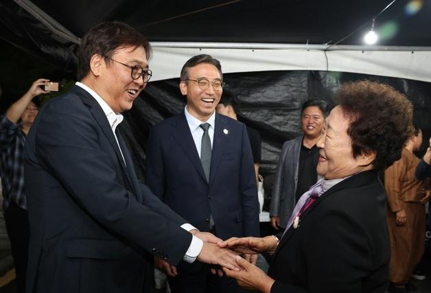 시쳇더미 숨어 살아난 9살 소녀, 제주사위 최휘영에게 소망하다(종합)