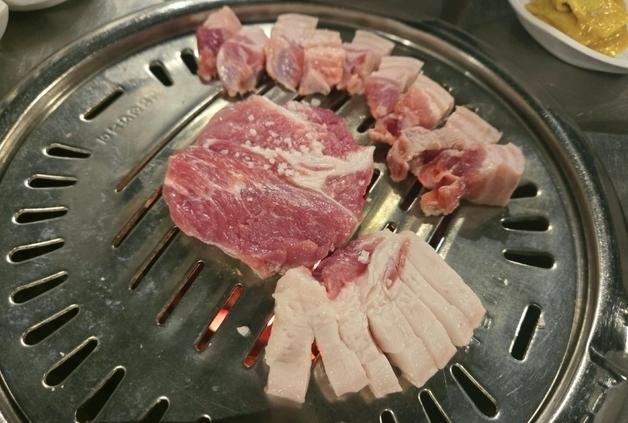 제주, 아직도 안 바뀌었나…흑돼지 맛집서 또 '비계반 살코기반' 