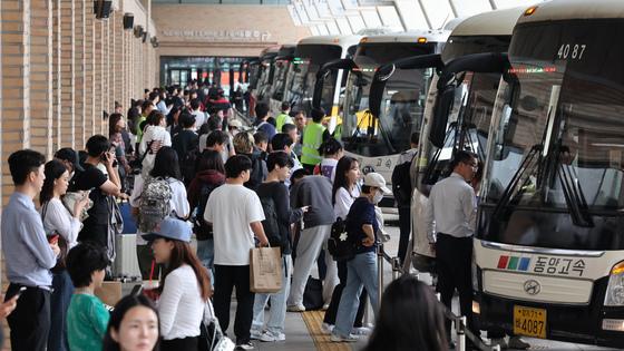 '최장 10일 추석연휴' 3218만명 대이동…공항·터미널 인산인해(종합)