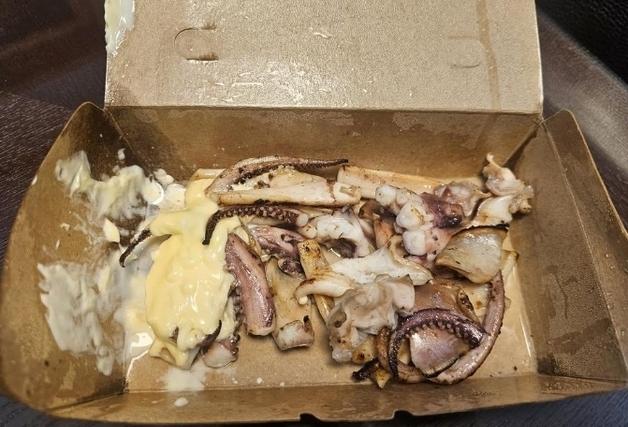 제주도 이번엔 '찌꺼기 오징어'…"먹다 만 거 줬나" 관광객 분노