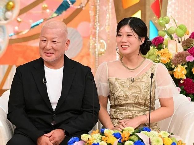 "자기 전 키스는 필수"…'엄마 술친구' 30세 연상과 결혼한 日 23세 여성