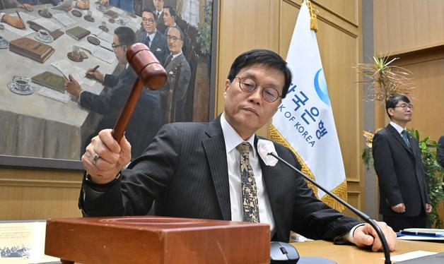 의사봉 두드리는 이창용 한은총재