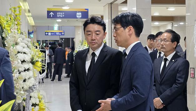강훈식 비서실장, ‘투신’ 전산망 담당 공무원 빈소 조문