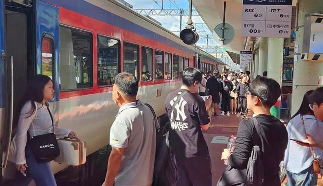 "가족과 행복했던 시간" 역·터미널·공항 연휴 끝 귀경행렬(종합)