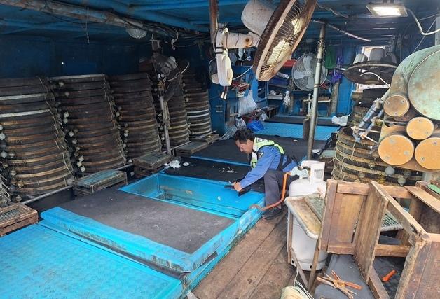 제주서 정박 중 어선에서 가스 폭발…2명 화상 입어