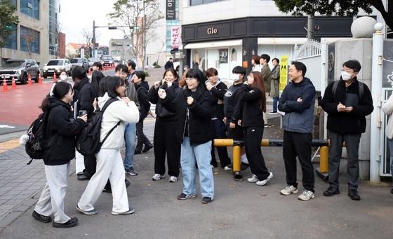 시험장 잘못 찾고 수험표 놓고 오고…제주, 16곳 시험장서 수능 시작