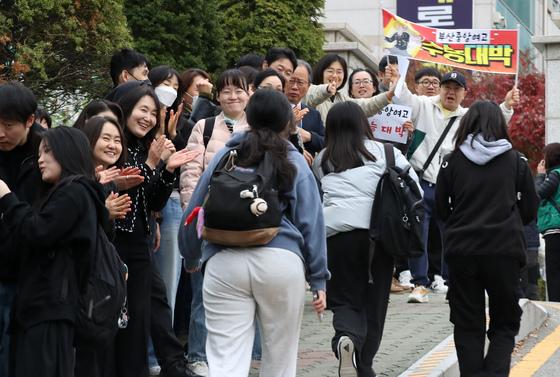 응원 오다 교통사고로 경찰차 탄 엄마…차량 경적으로 '응원'도(종합)